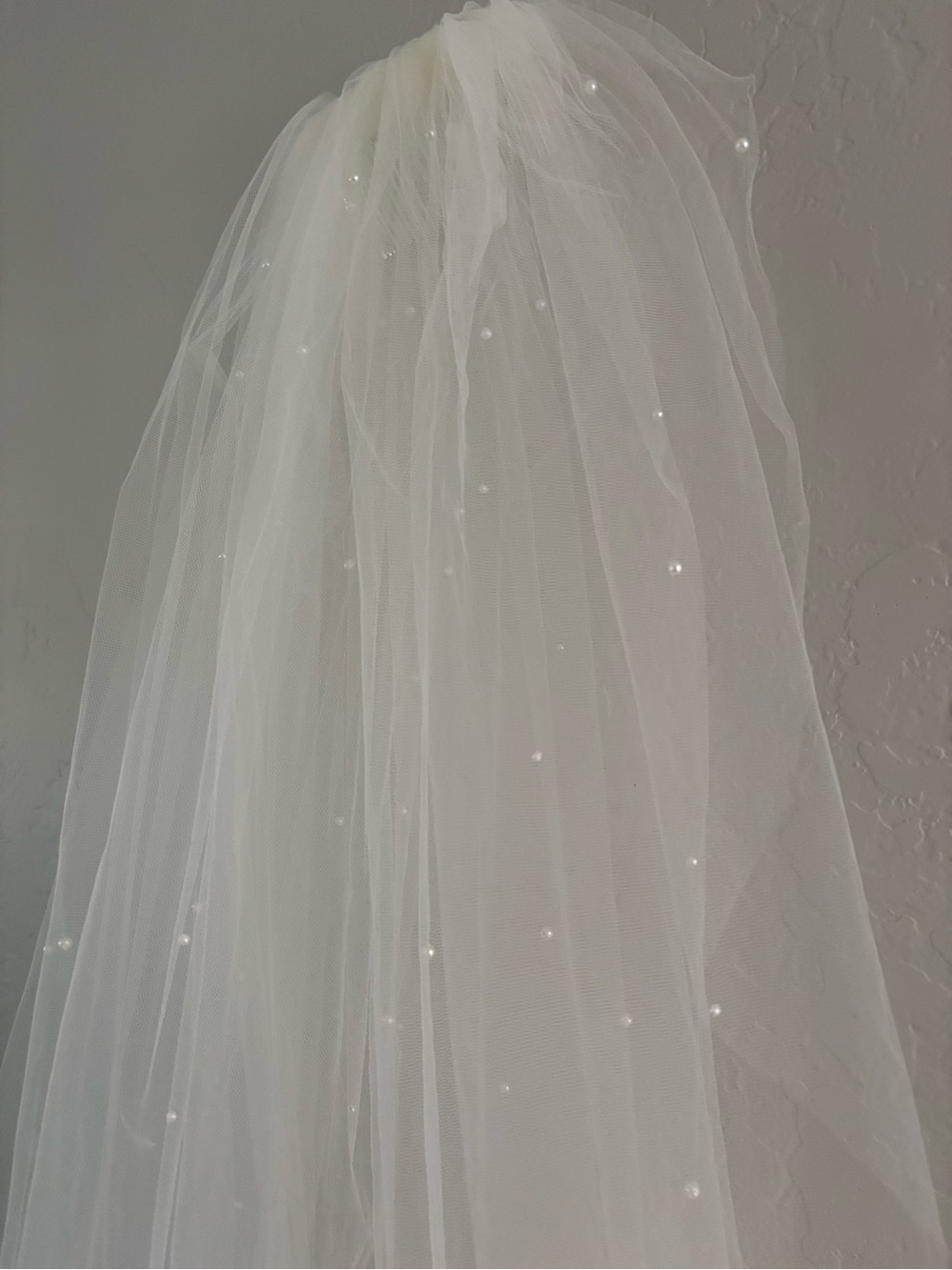 Elegant White Bridal Veil with Subtle Pearl Accents